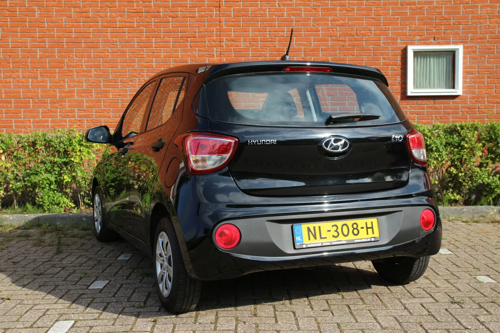 Hyundai i10 1.0i 67pk i-Motion | NL-auto | 5 deuren | Airco | Zwart - 2