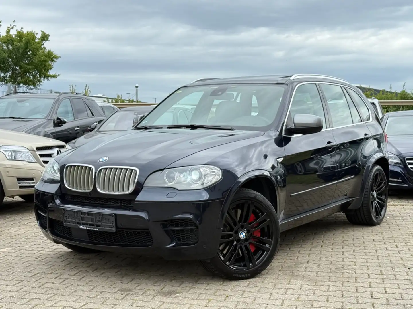 BMW X5 M d Pano Kamera PDC SHZ Klima AHK Head-Up Zwart - 1