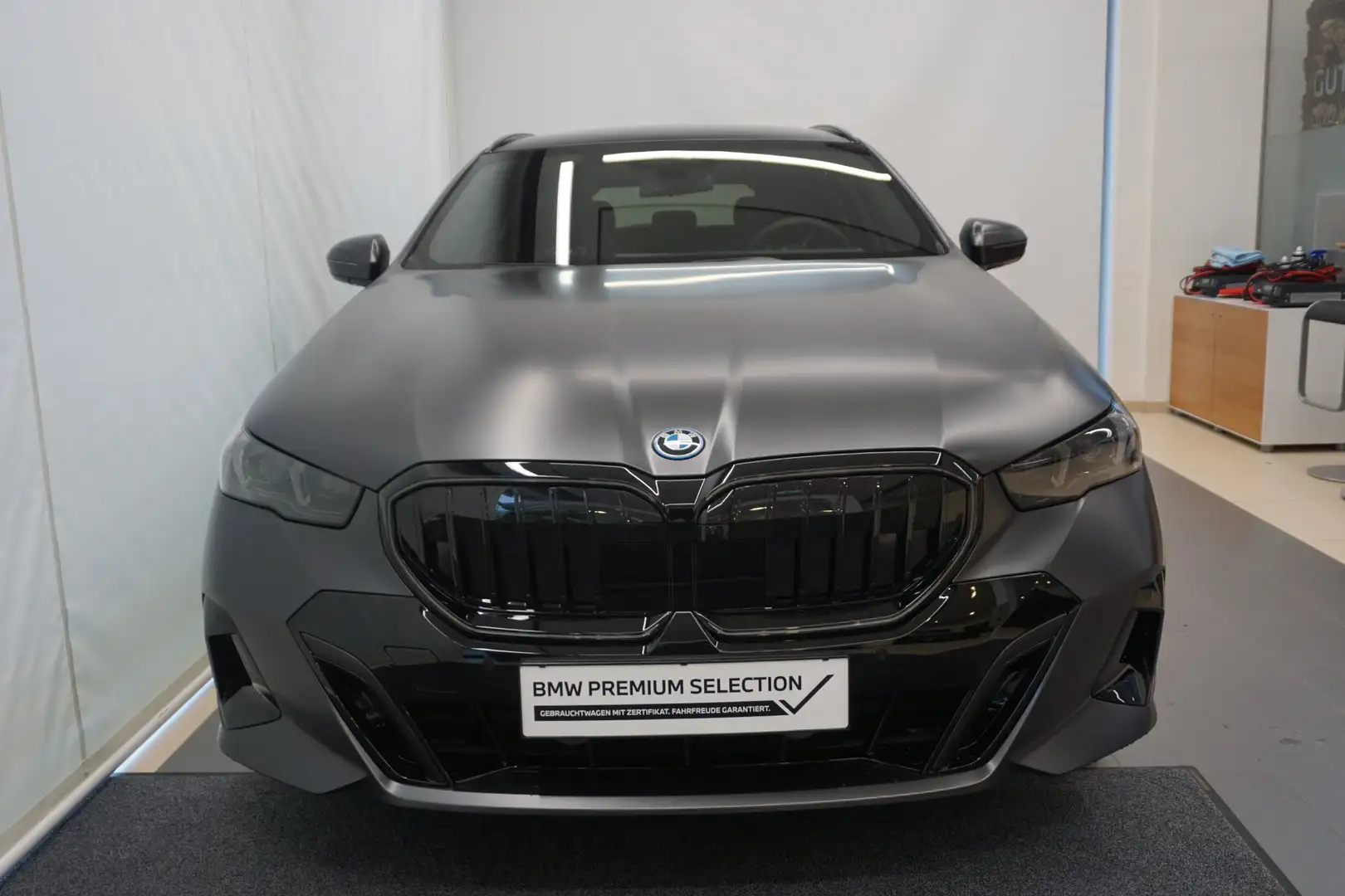 BMW 550 550e xDrive Grau - 2
