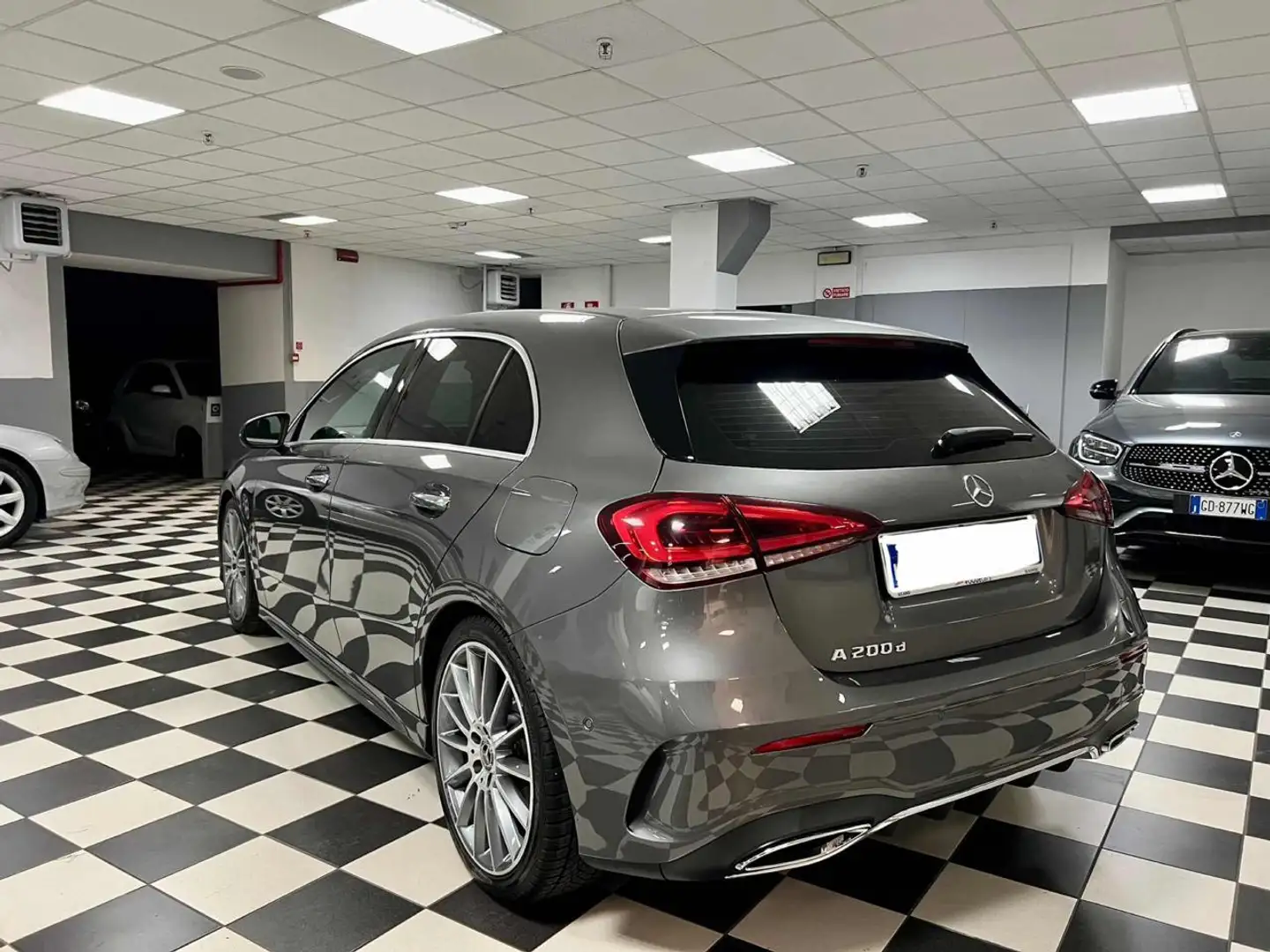 Mercedes-Benz A 200 d Automatic Premium Grijs - 2