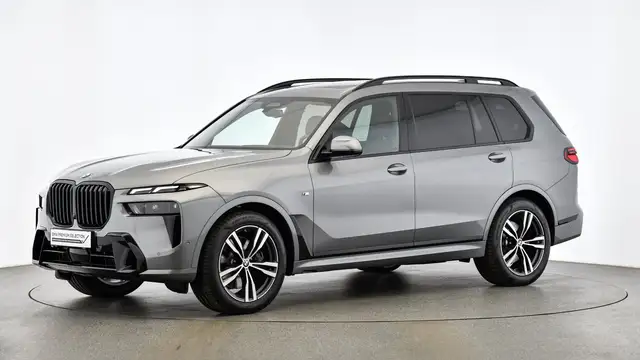 BMW X7 view 5