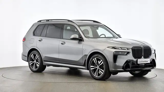 BMW X7 view 8
