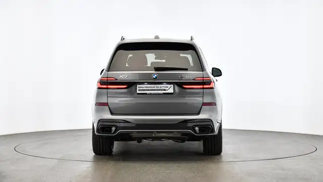 BMW X7 view 2