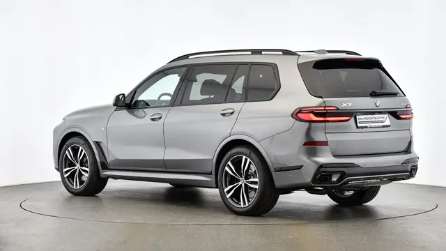 BMW X7 view 3