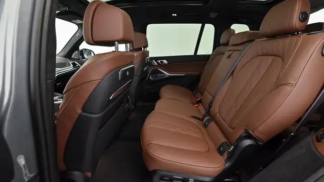 BMW X7 view 10