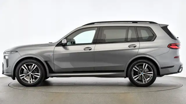 BMW X7 view 4