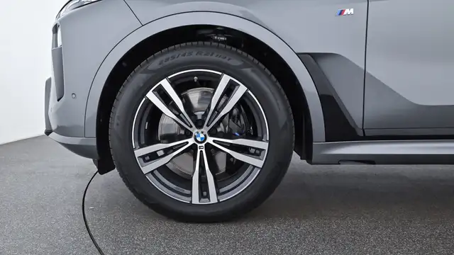 BMW X7 view 24