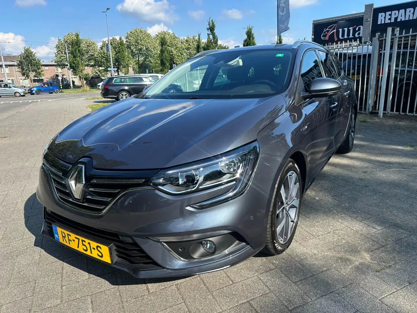 Renault Megane Estate 1.2 TCe Bose Grijs - 1