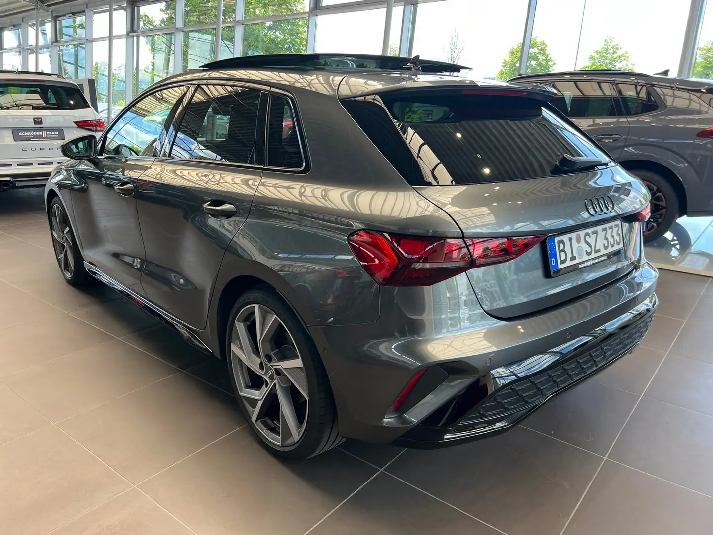 Audi A3 Sportback 35 TDI S line Pano Matrix Sonos Leder Grau - 2