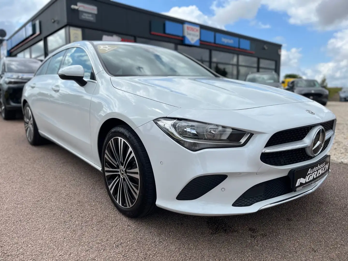 Mercedes-Benz CLA 180 Shooting Brake mitKAMERA+NAVI+LEDER+AHK Weiß - 1