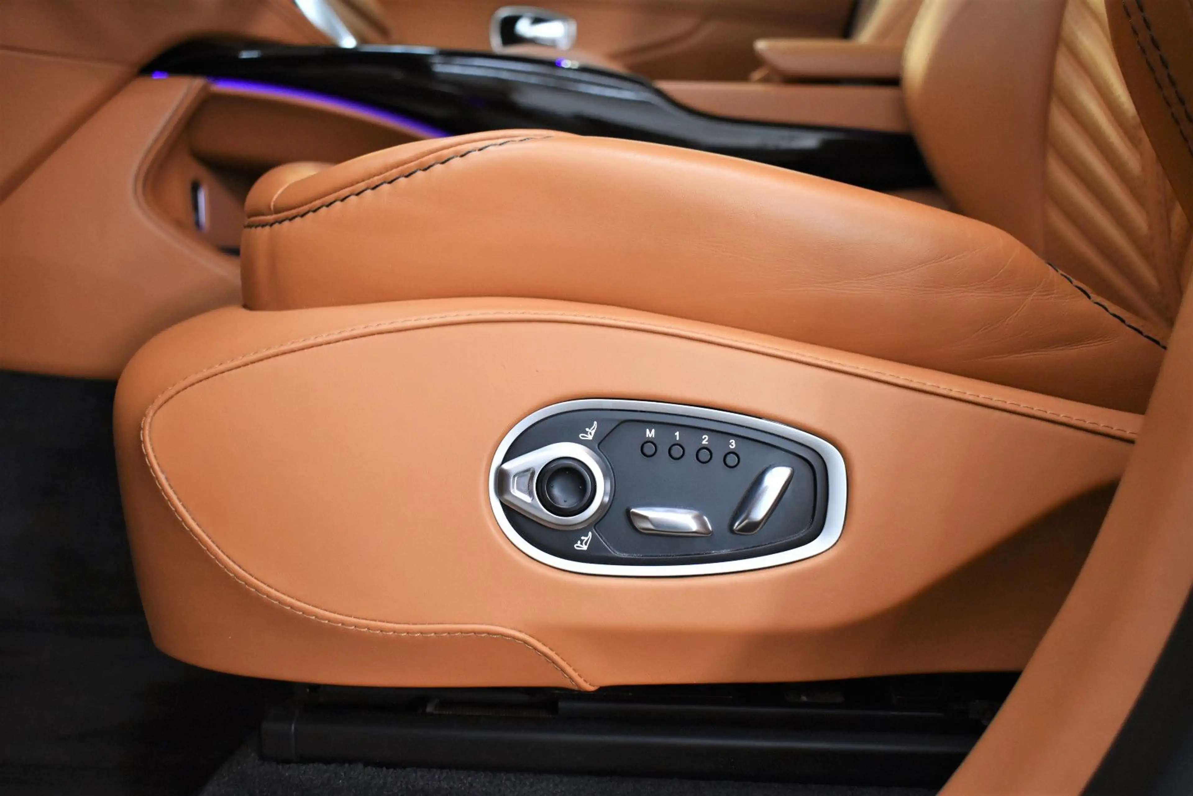 Aston Martin DBX 4.0 V8 DBX707+Keramik+Carbon+Panorama — photo 10