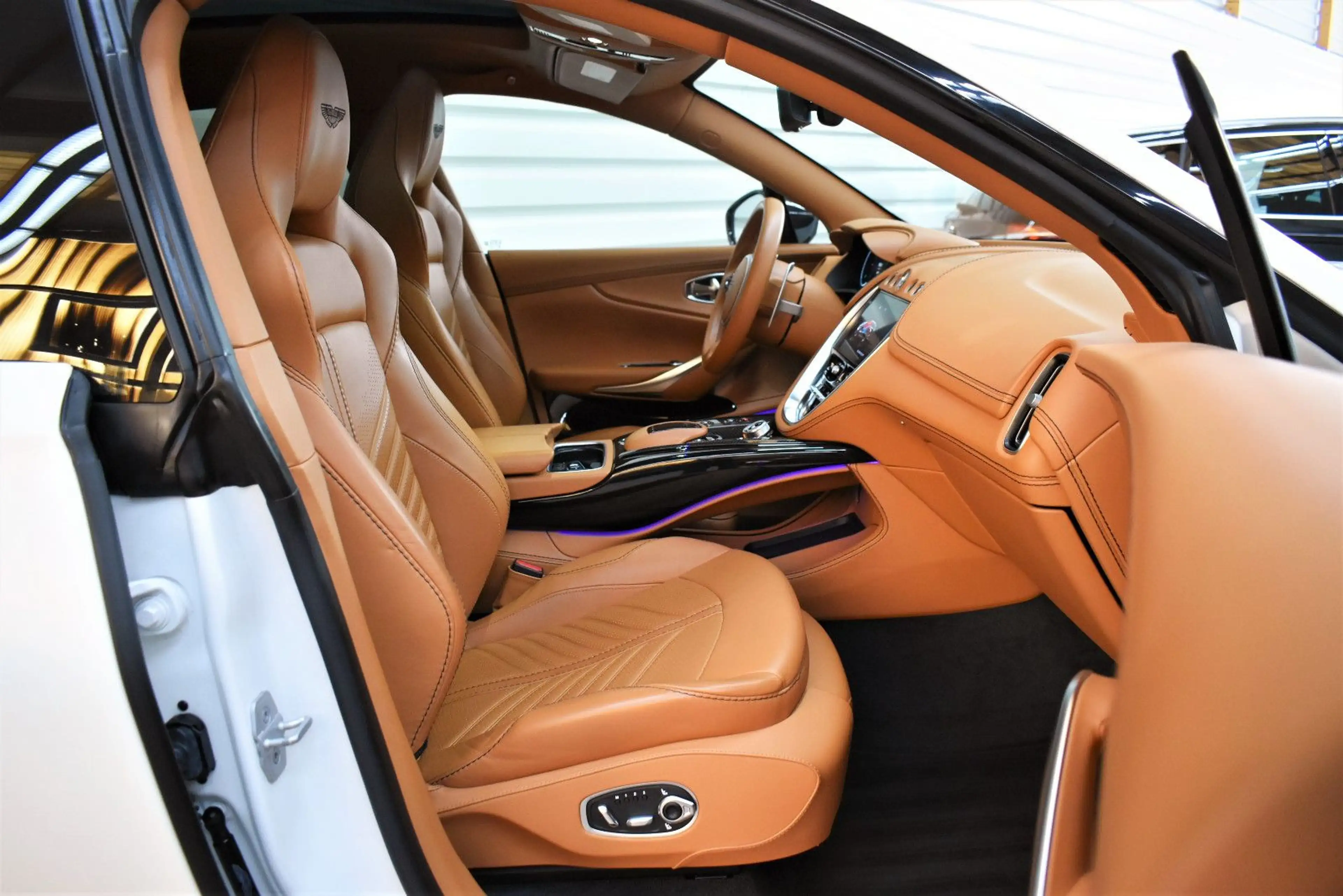 Aston Martin DBX 4.0 V8 DBX707+Keramik+Carbon+Panorama — photo 13