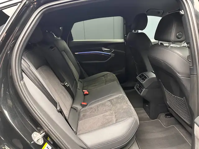 Audi E-Tron view 26