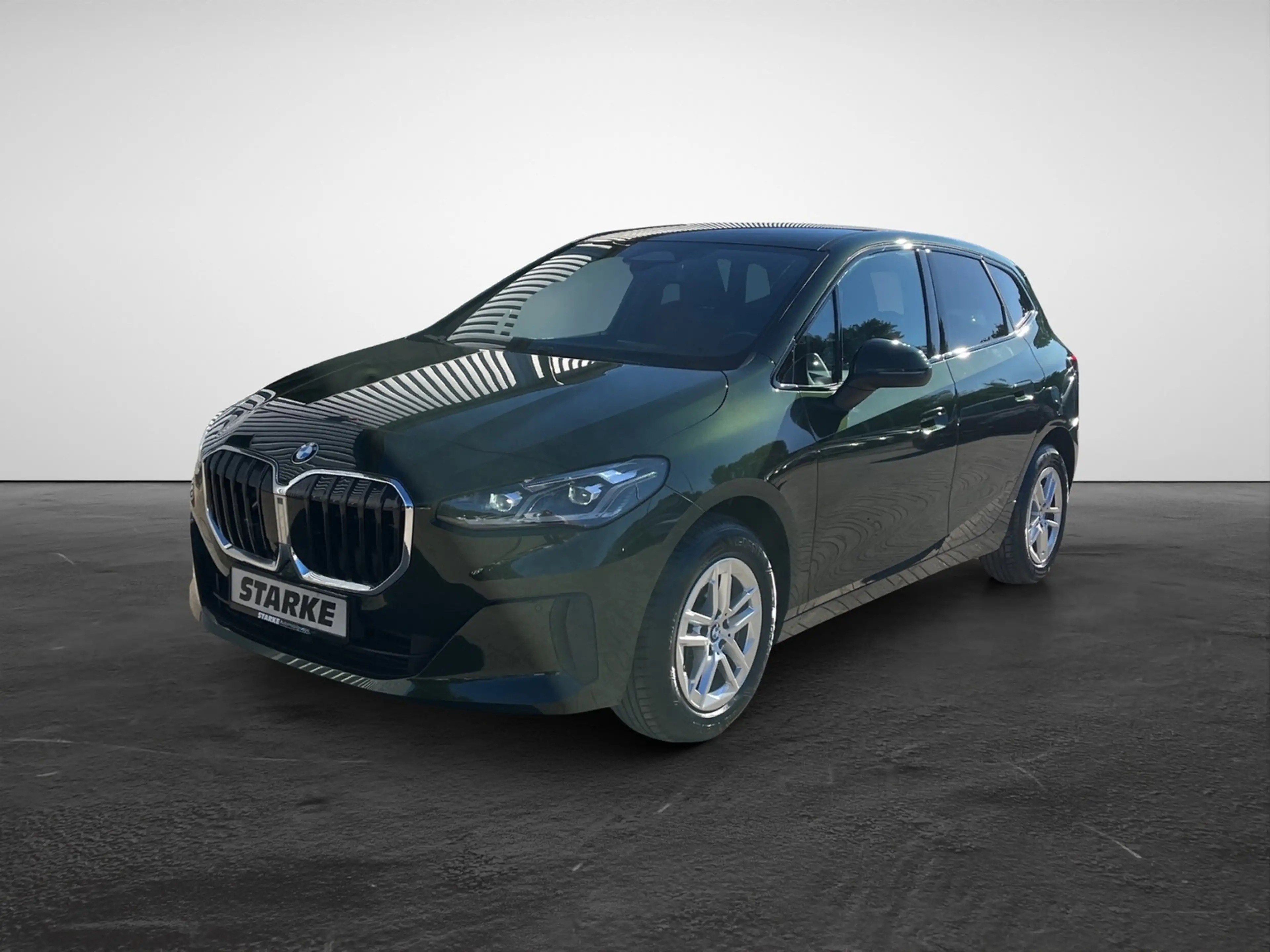 BMW 220 i Active Tourer — photo 2