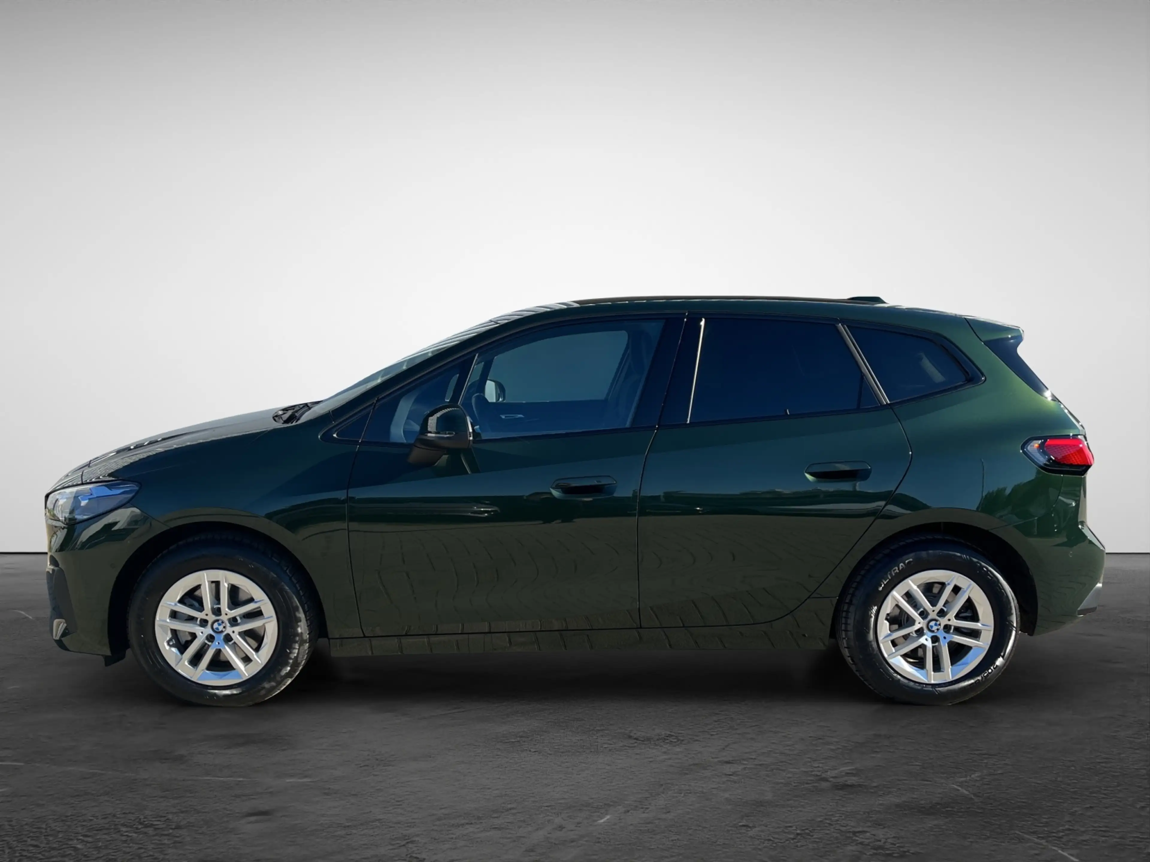 BMW 220 i Active Tourer — photo 3