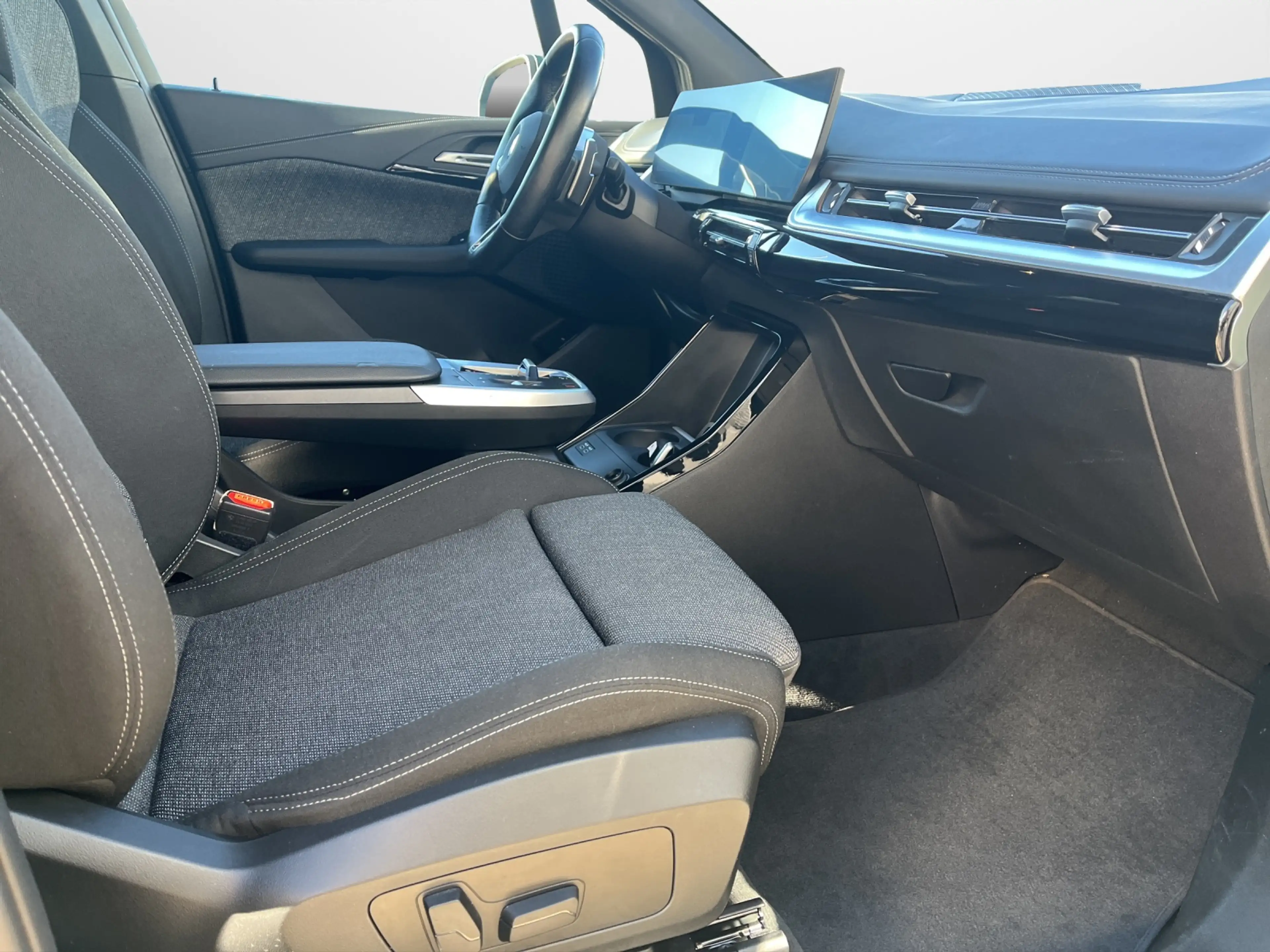 BMW 220 i Active Tourer — photo 13