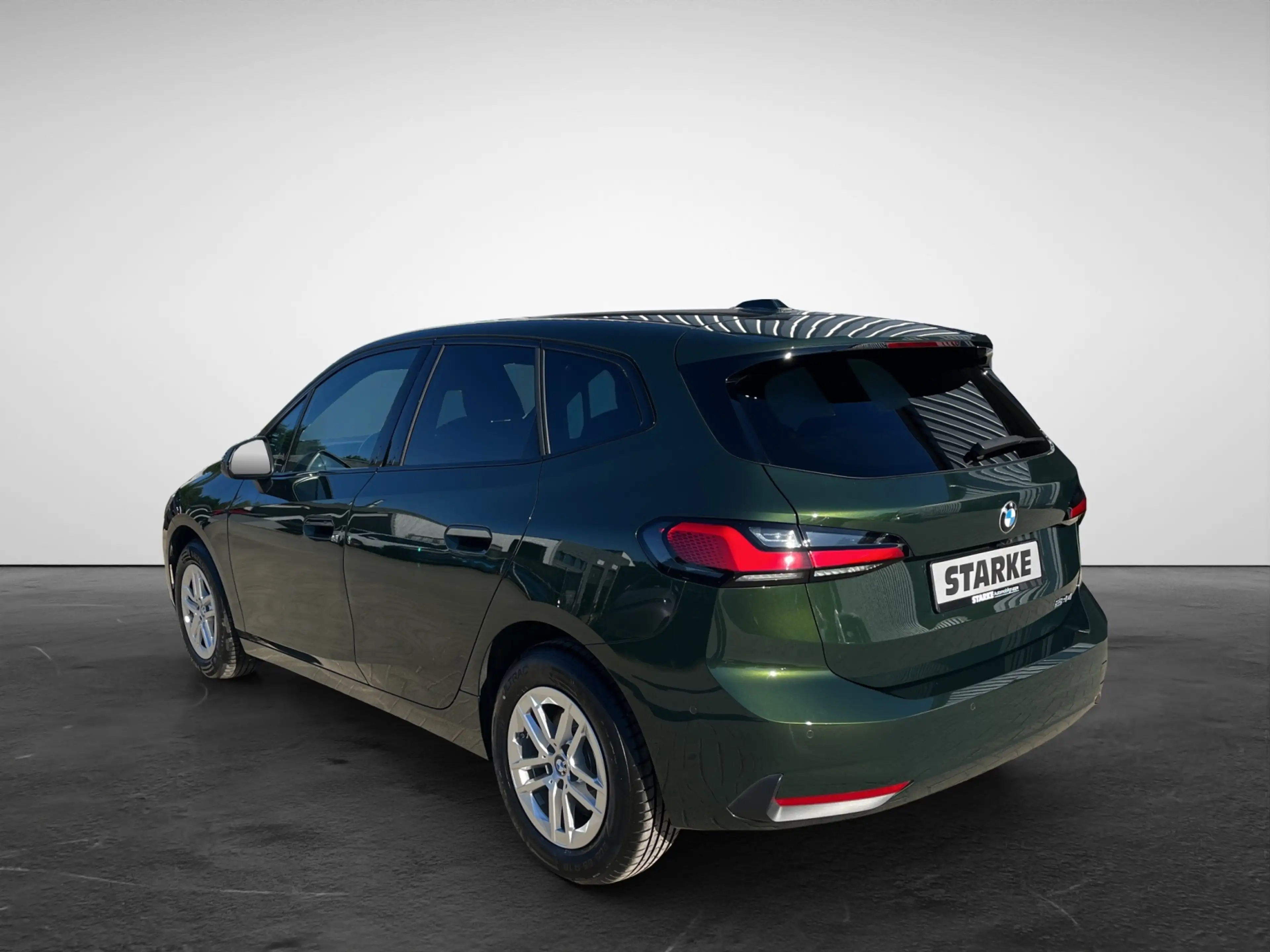 BMW 220 i Active Tourer — photo 4