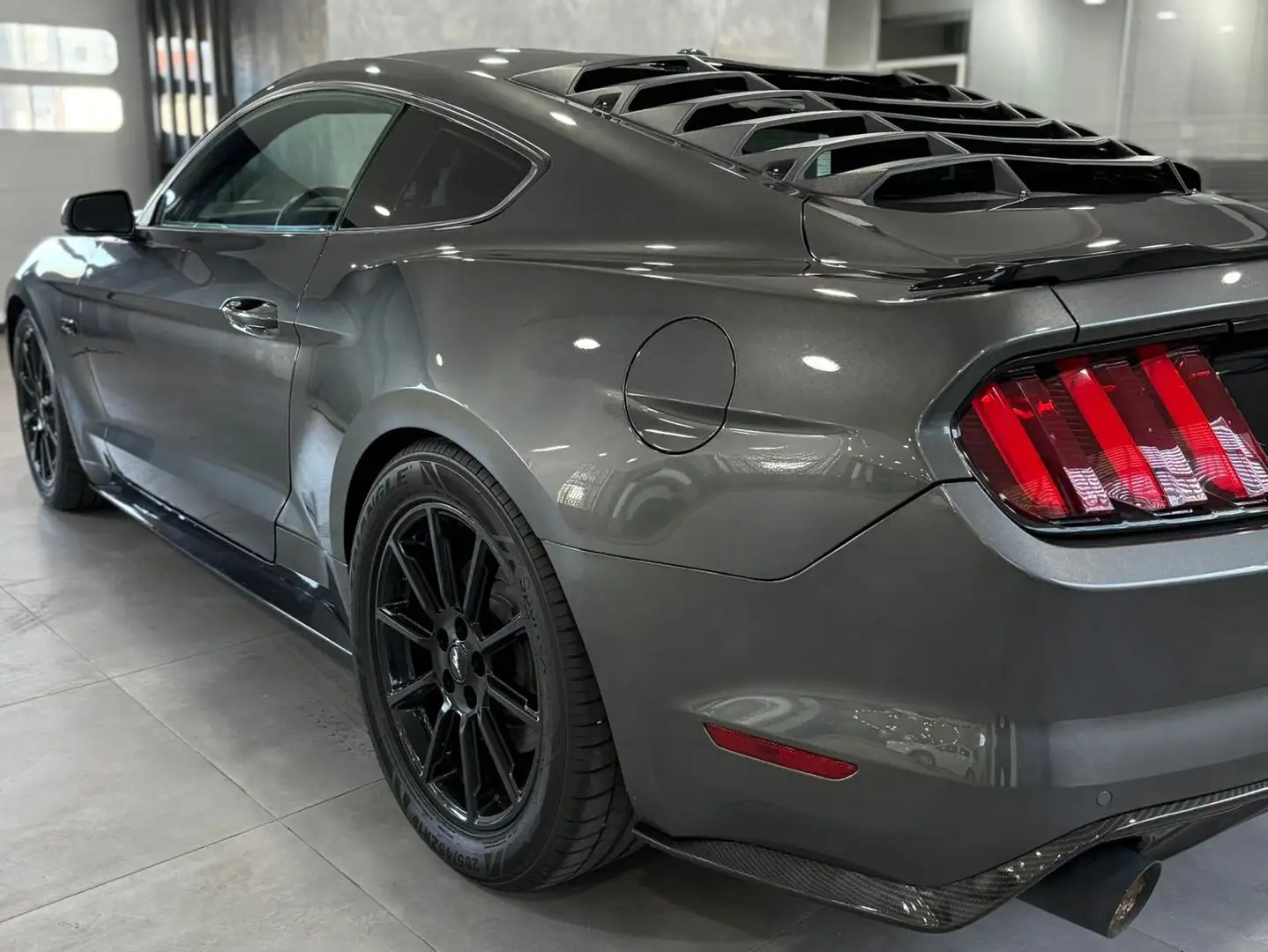 Ford Mustang Mustang Fastback 5.0 ti-vct V8 GT 421cv Grigio - 2