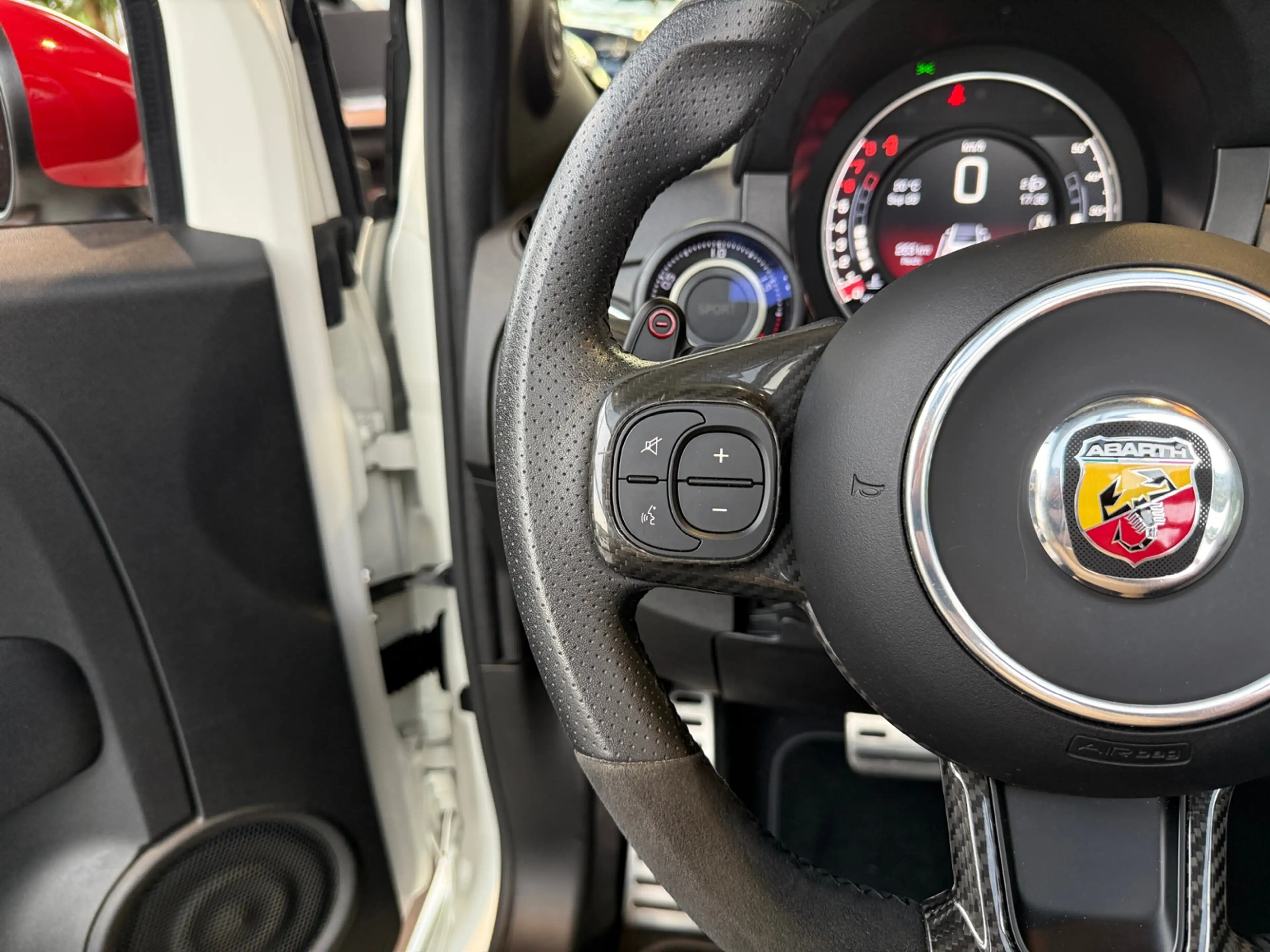Abarth 695C SABELT BREMBO RED-Paket CarPlay — photo 15