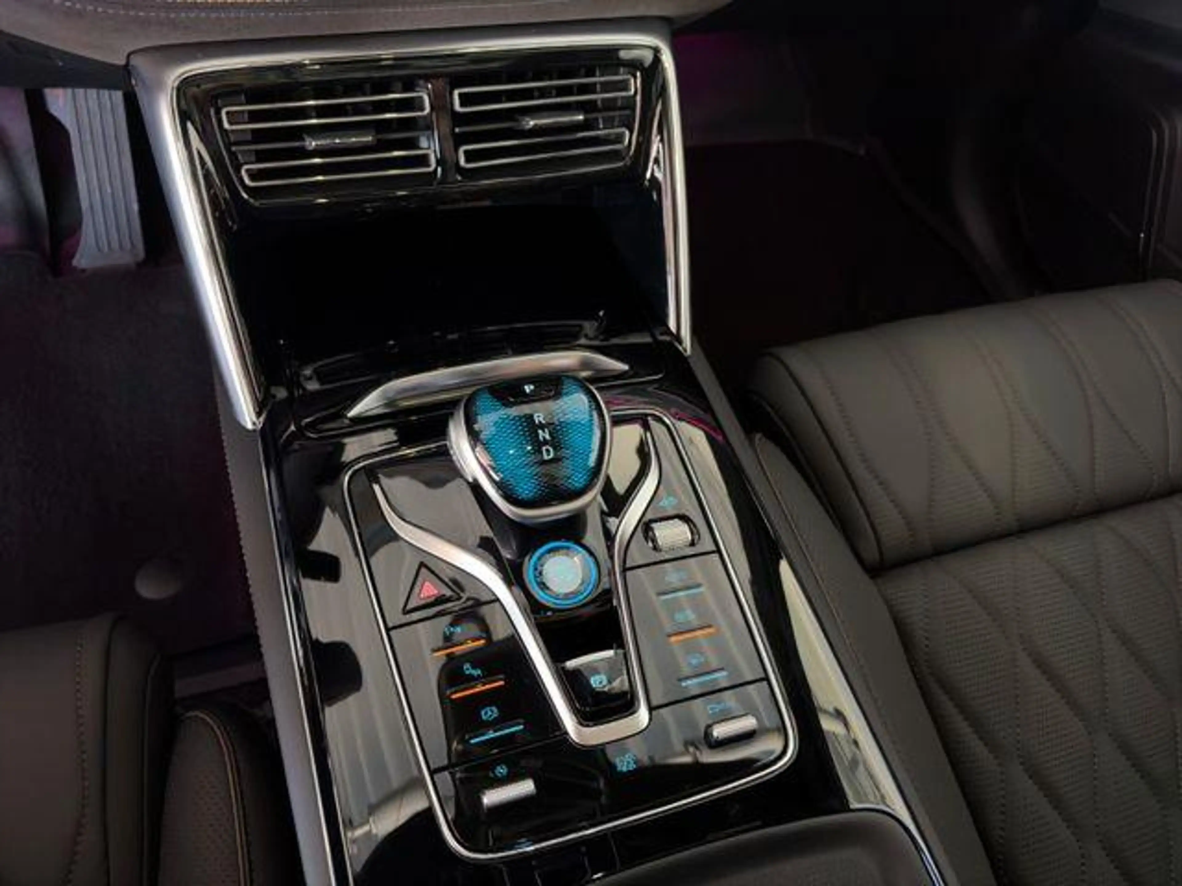 BYD Tang NEW EV-NL 4WD/PANO/HUD/21Z/SOFORT 380 kW (517 ... — photo 13