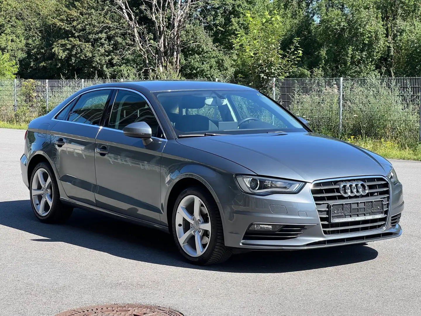 Audi A3 Limousine attraction*START/STOP*PDC*SITZHZ* Silber - 1