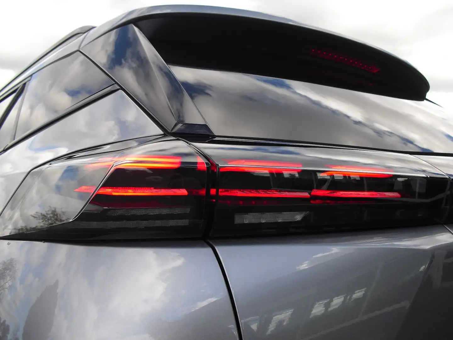 Peugeot 2008 Allure*ACC*360°Kamera*SHZ*Navi* Grau - 1