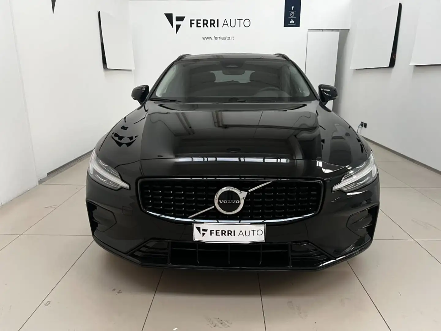 Volvo V60 B4 (d) automatico Plus Dark Nero - 2