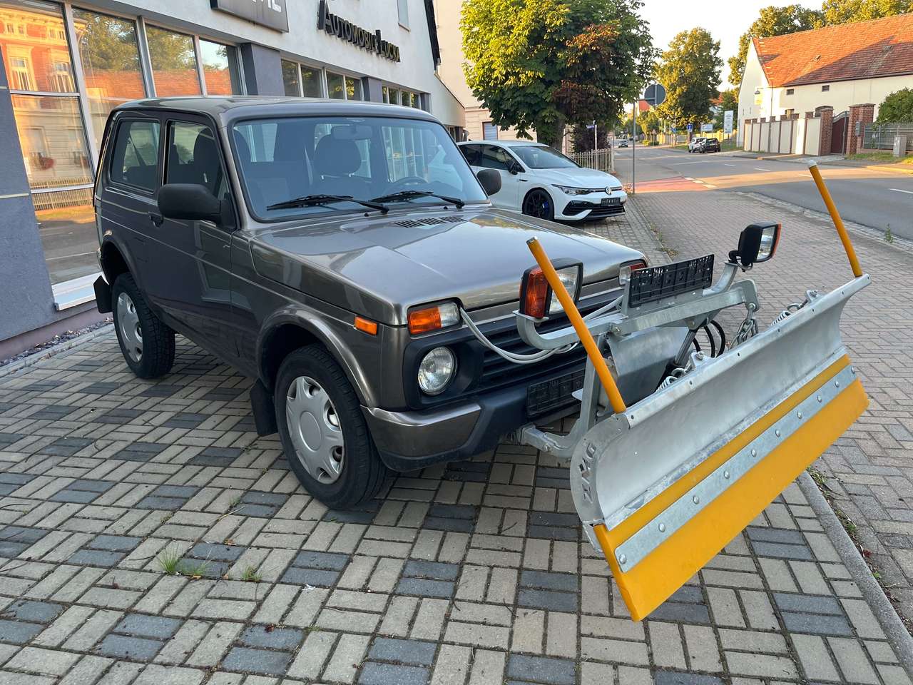 Lada Taiga Basis 4x4 1.HAND SCHIEBESCHILD WINTERDIENST SCHNEEPFLUG