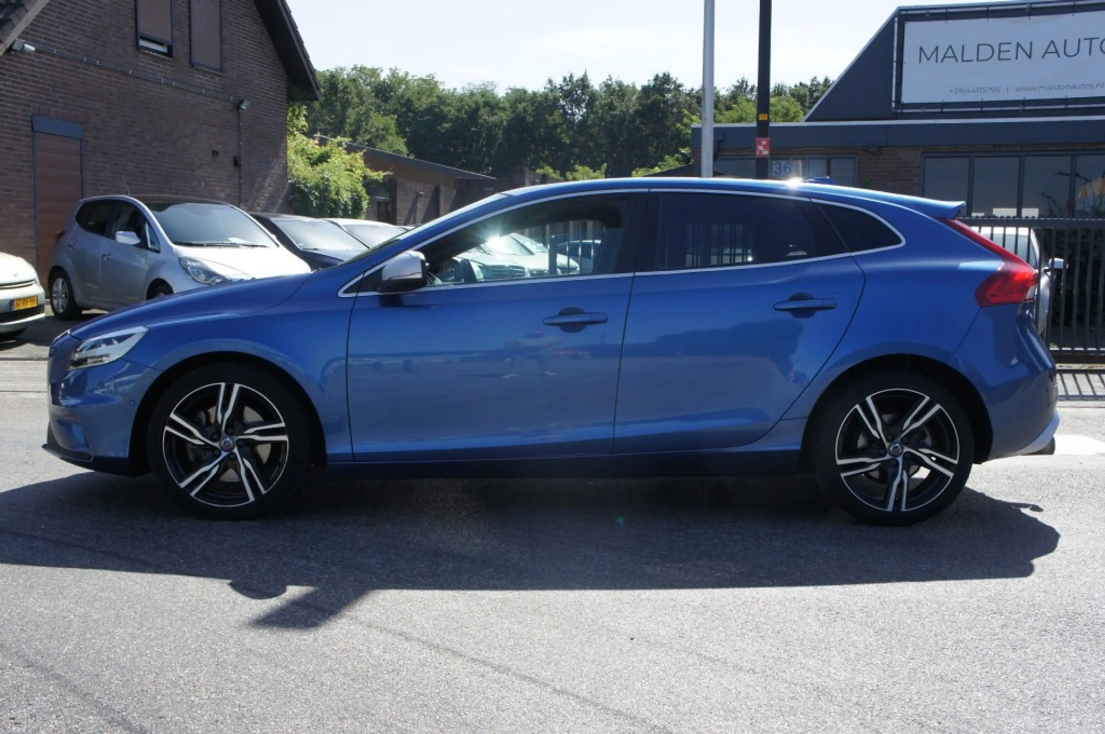 Volvo V40 2.0 T4 BNS SPORT R-design LEDER/PANO/TREKHAAK/CAME — photo 2