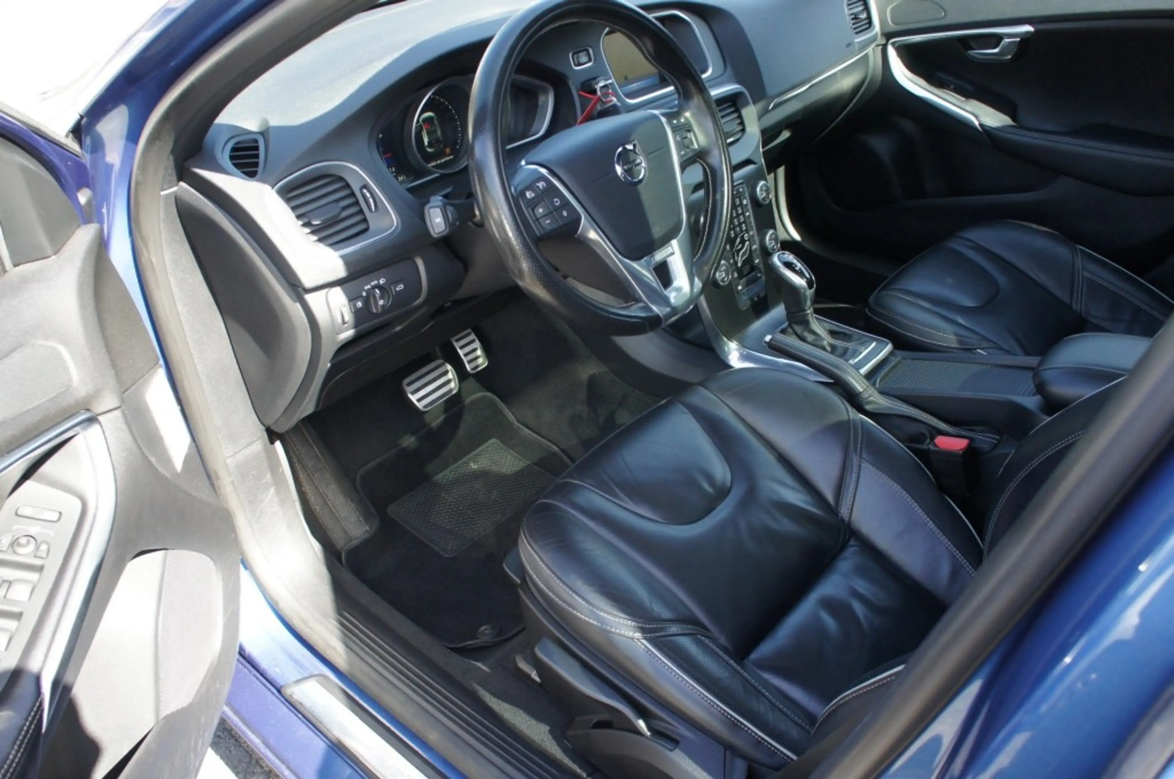 Volvo V40 2.0 T4 BNS SPORT R-design LEDER/PANO/TREKHAAK/CAME — photo 7