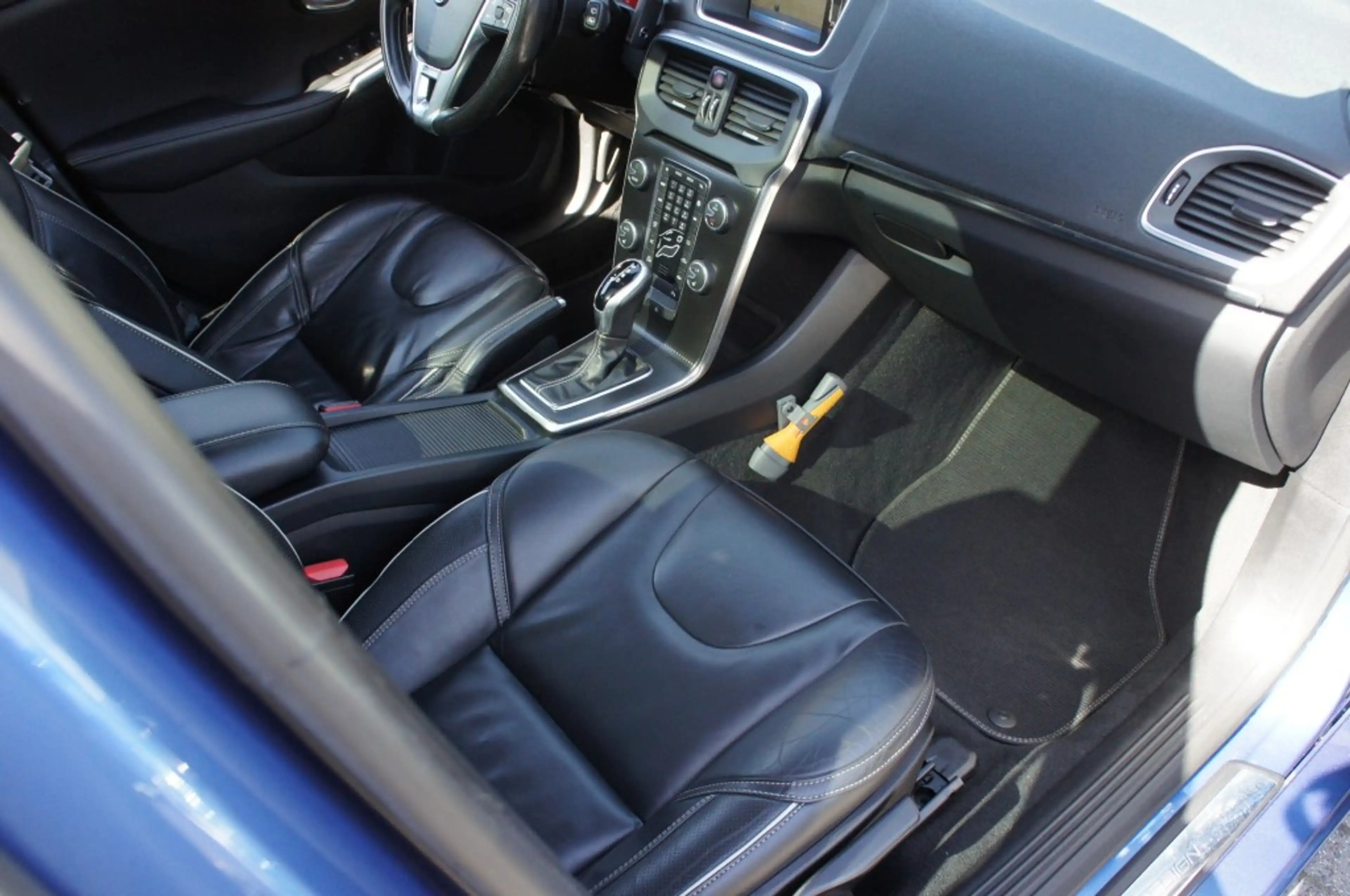 Volvo V40 2.0 T4 BNS SPORT R-design LEDER/PANO/TREKHAAK/CAME — photo 8
