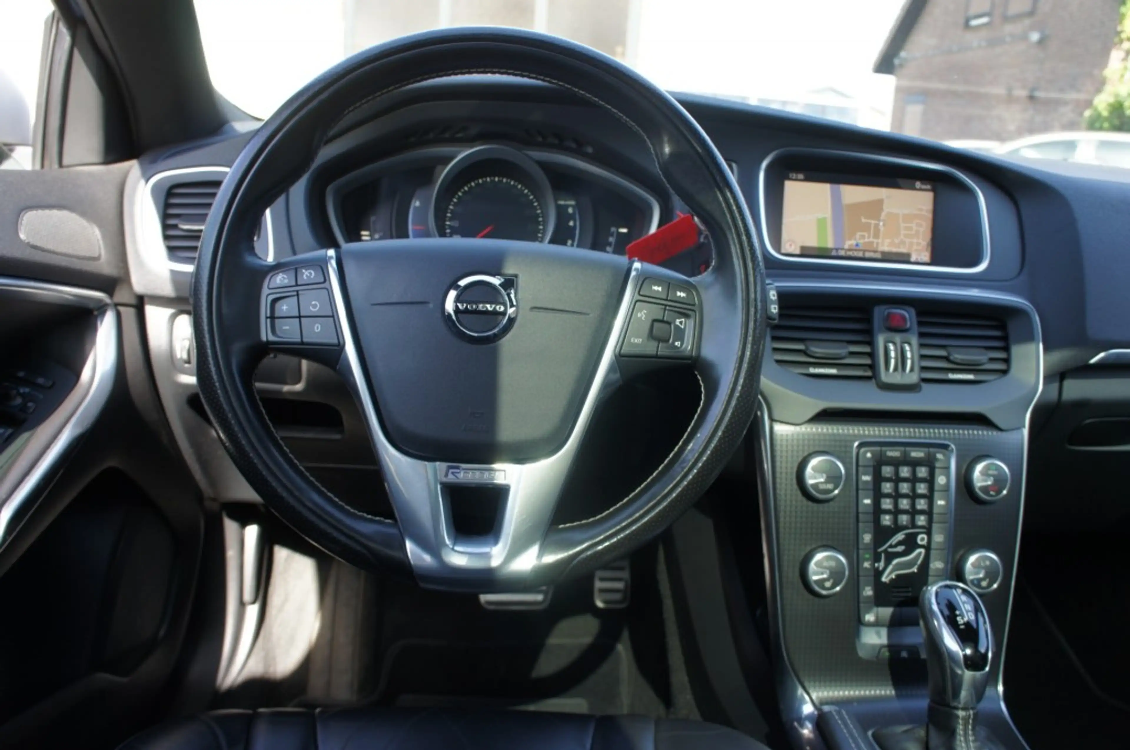 Volvo V40 2.0 T4 BNS SPORT R-design LEDER/PANO/TREKHAAK/CAME — photo 9