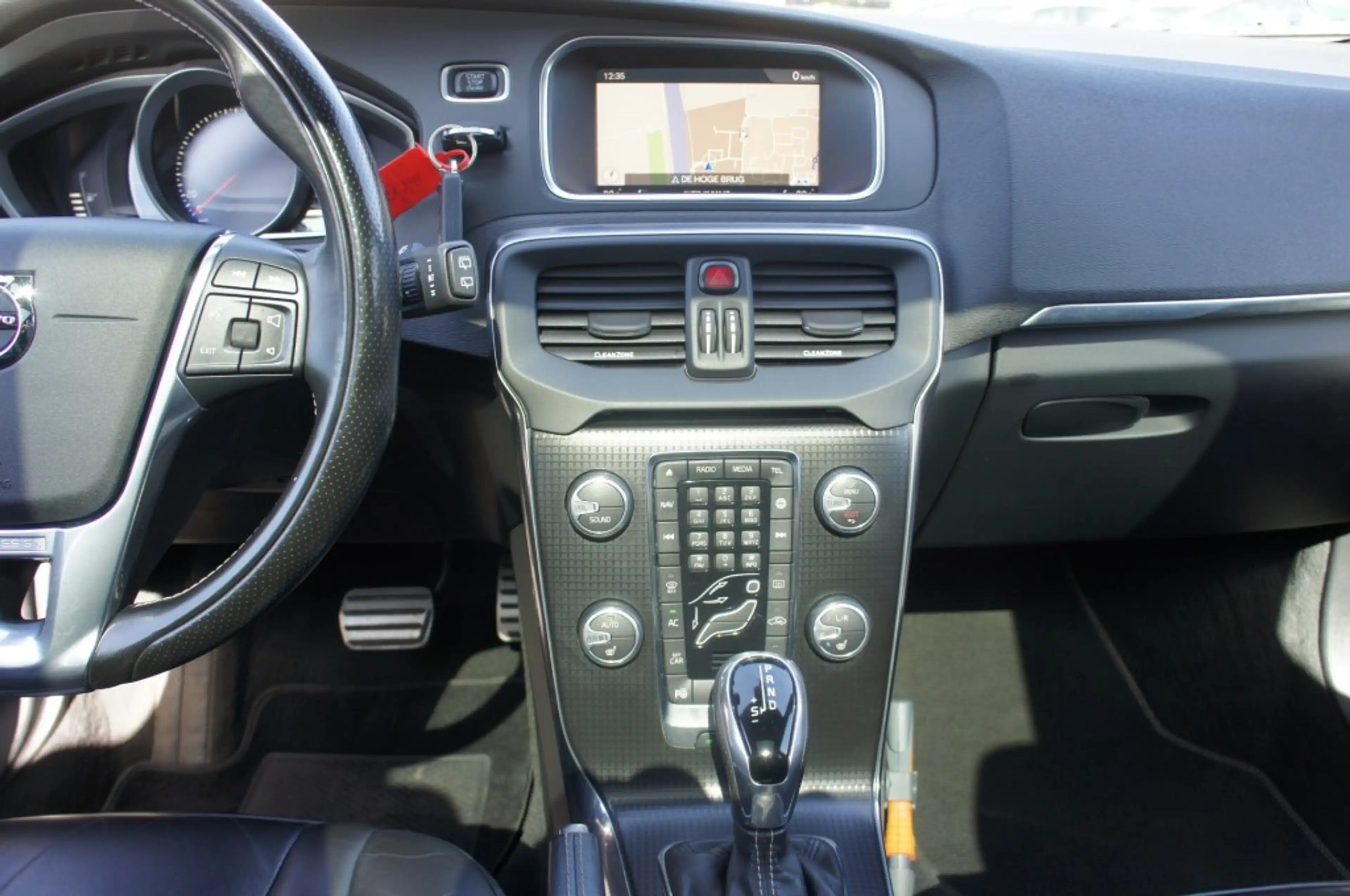 Volvo V40 2.0 T4 BNS SPORT R-design LEDER/PANO/TREKHAAK/CAME — photo 12