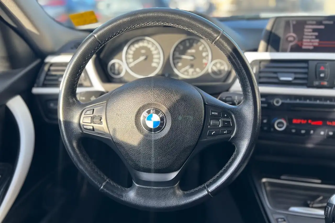 BMW 3 Series снимка BMW 3 Series