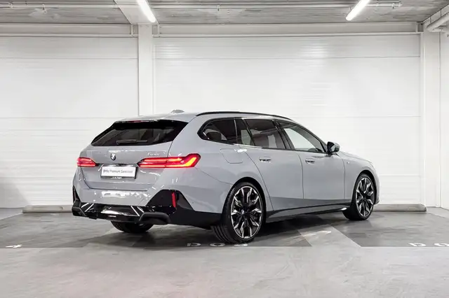 BMW 5 Series view 6