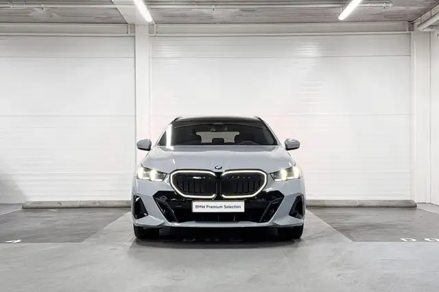 BMW 5 Series view 5