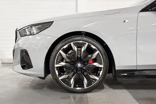 BMW 5 Series view 4