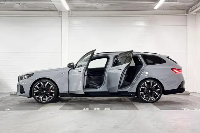 BMW 5 Series view 3