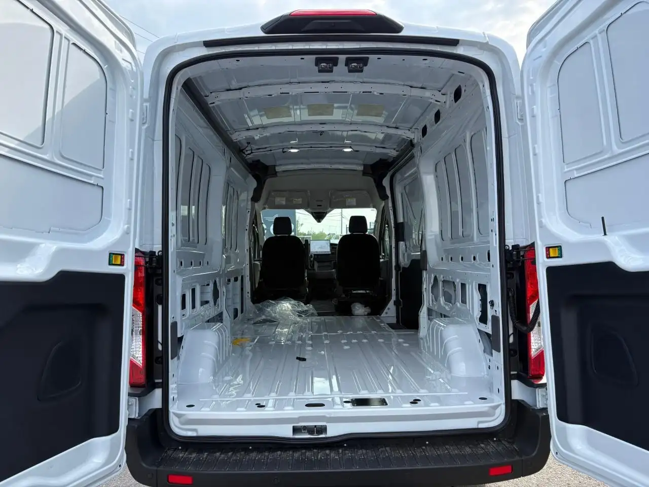 Ford Transit Cargo Van снимка Ford Transit Cargo Van