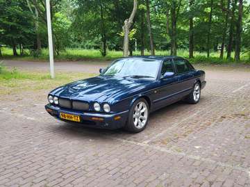 Blauwe Jaguar XJR met supercharged 4.0 V8 in goede staat: perfecte combi van stijlvol en sportief