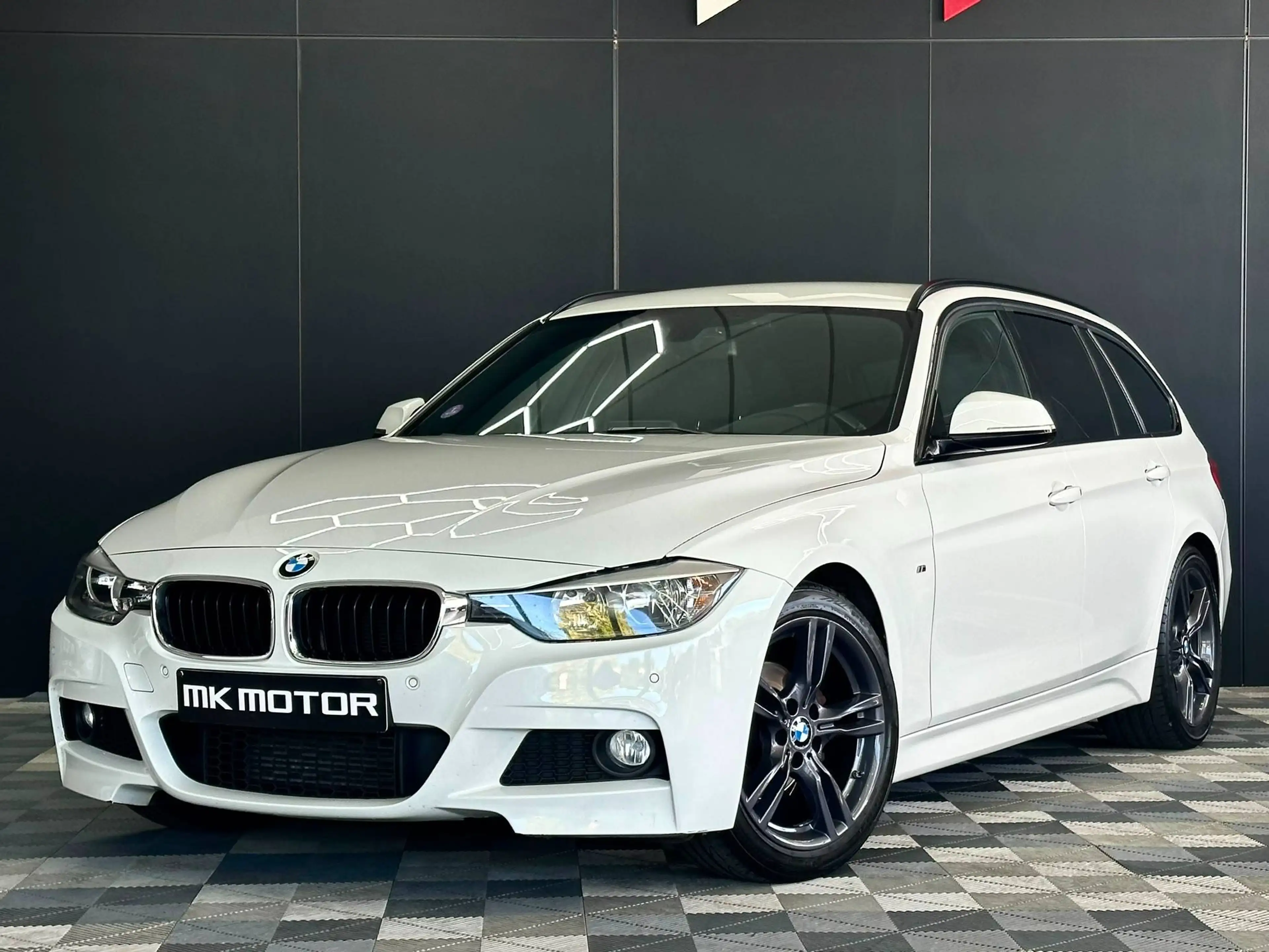 BMW 316 🟢PACK M - ESSENSE 136CV - 1ER MAIN - FULL CARNET