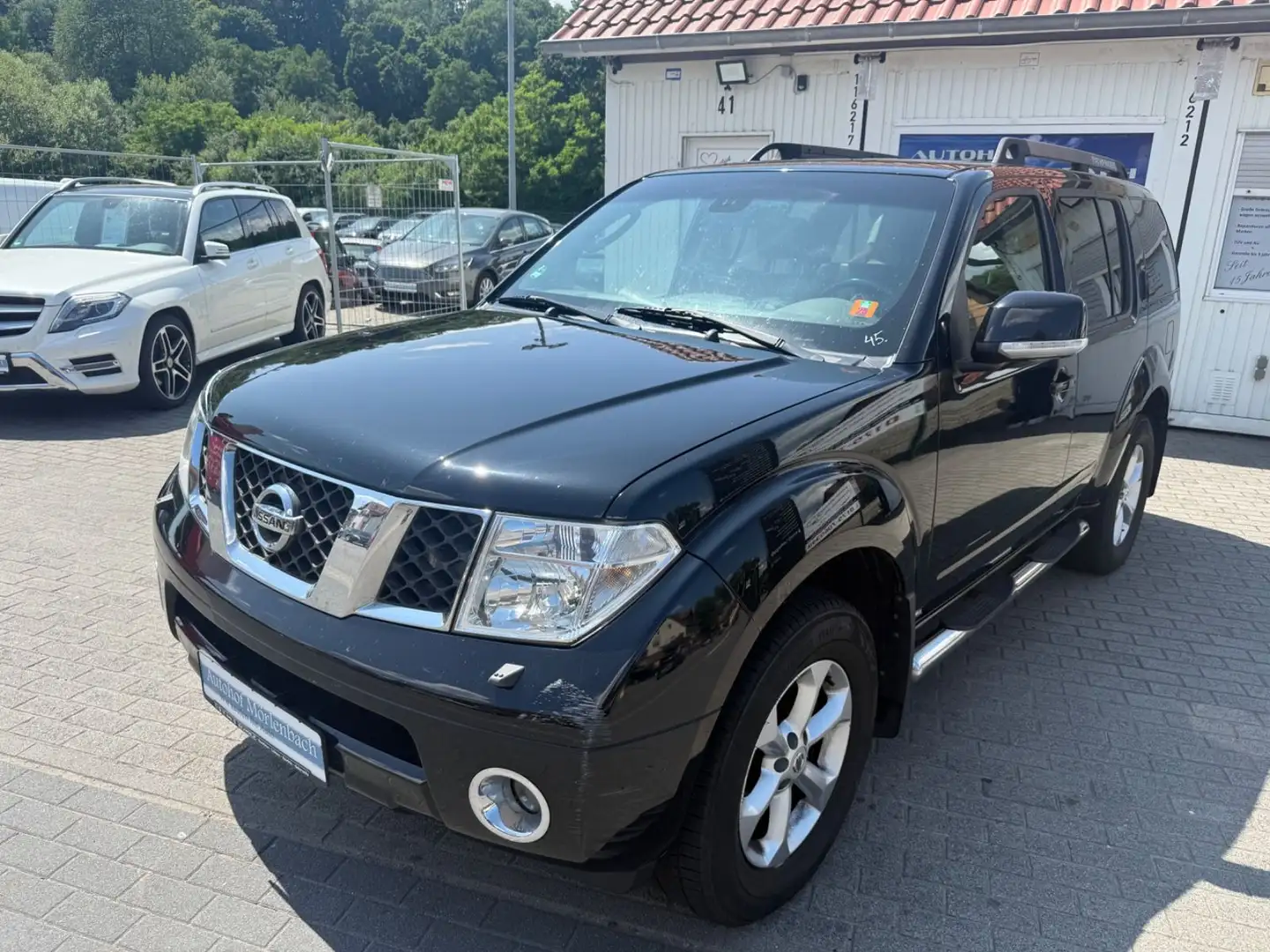 Nissan Pathfinder 2.5 dCi Comfort Schwarz - 1
