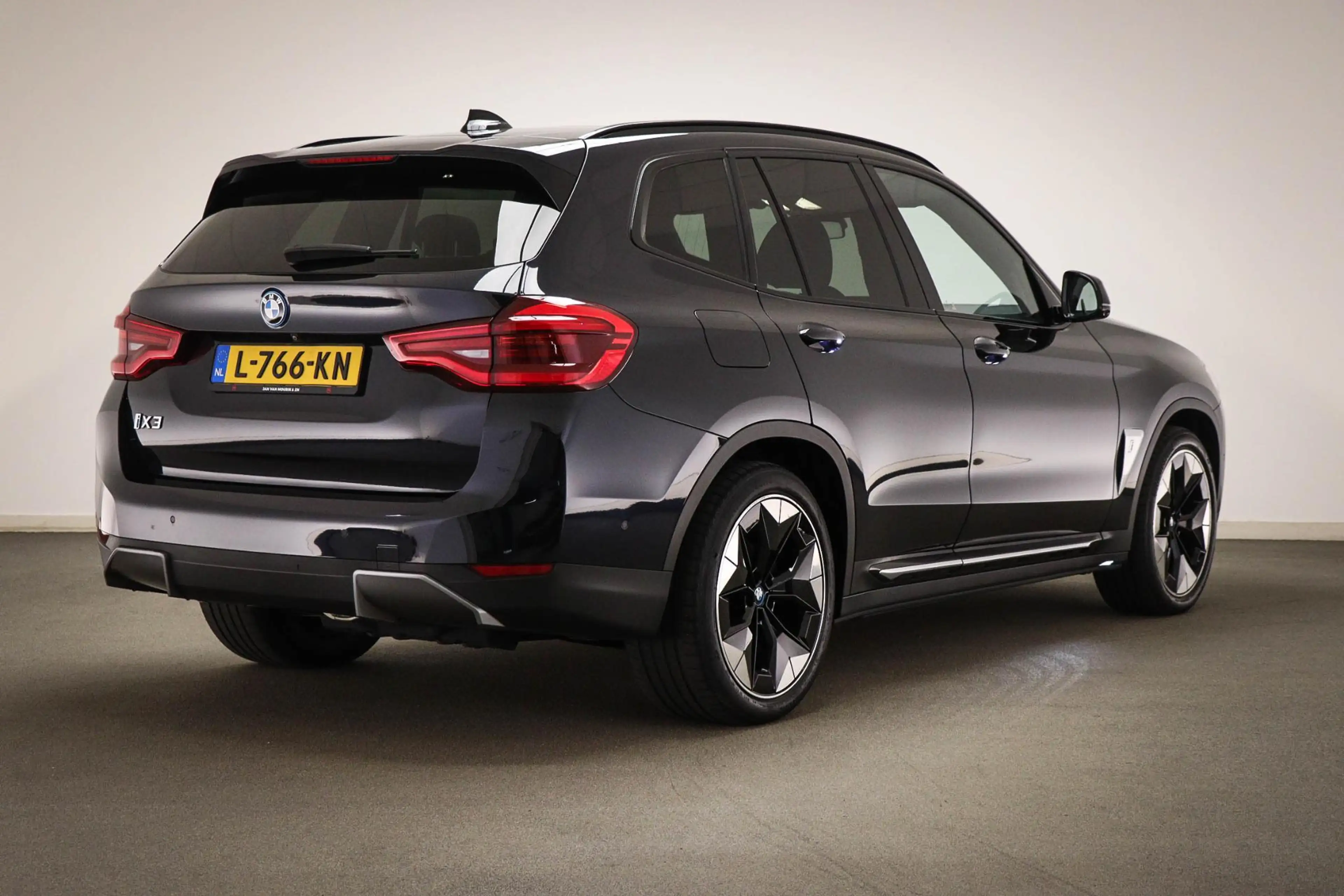 BMW iX3 High Executive 80 kWh | SOH 93%| PANORAMADAK | DRI — photo 2