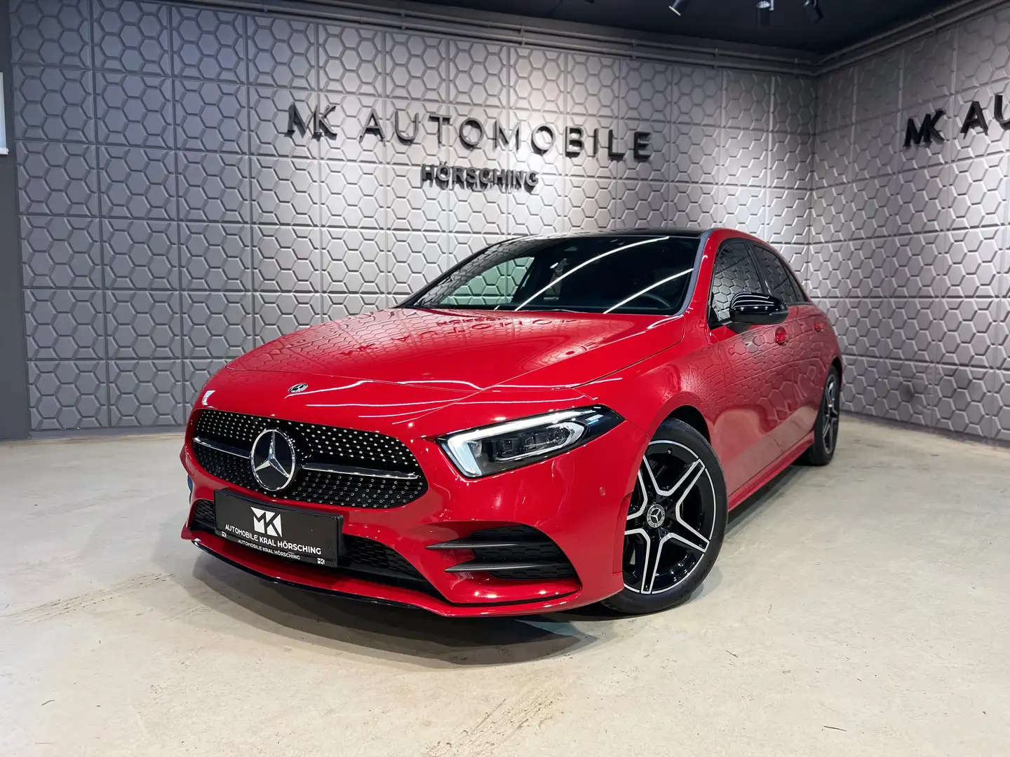 Mercedes-Benz A 250 4Matic*AMG LINE*RFK*SITZHEIZUNG*NAVI*PANO/SCHIEBE* Rot - 1