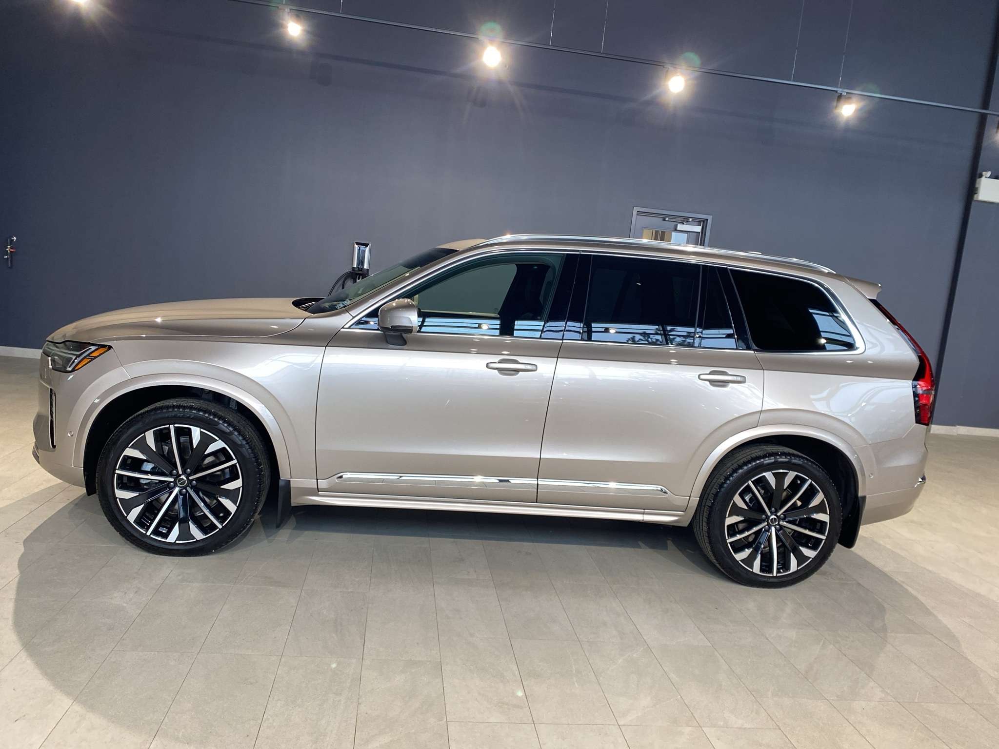 2026 Volvo XC90 B6 AWD Ultra Bright Theme 7-Seater alt 2