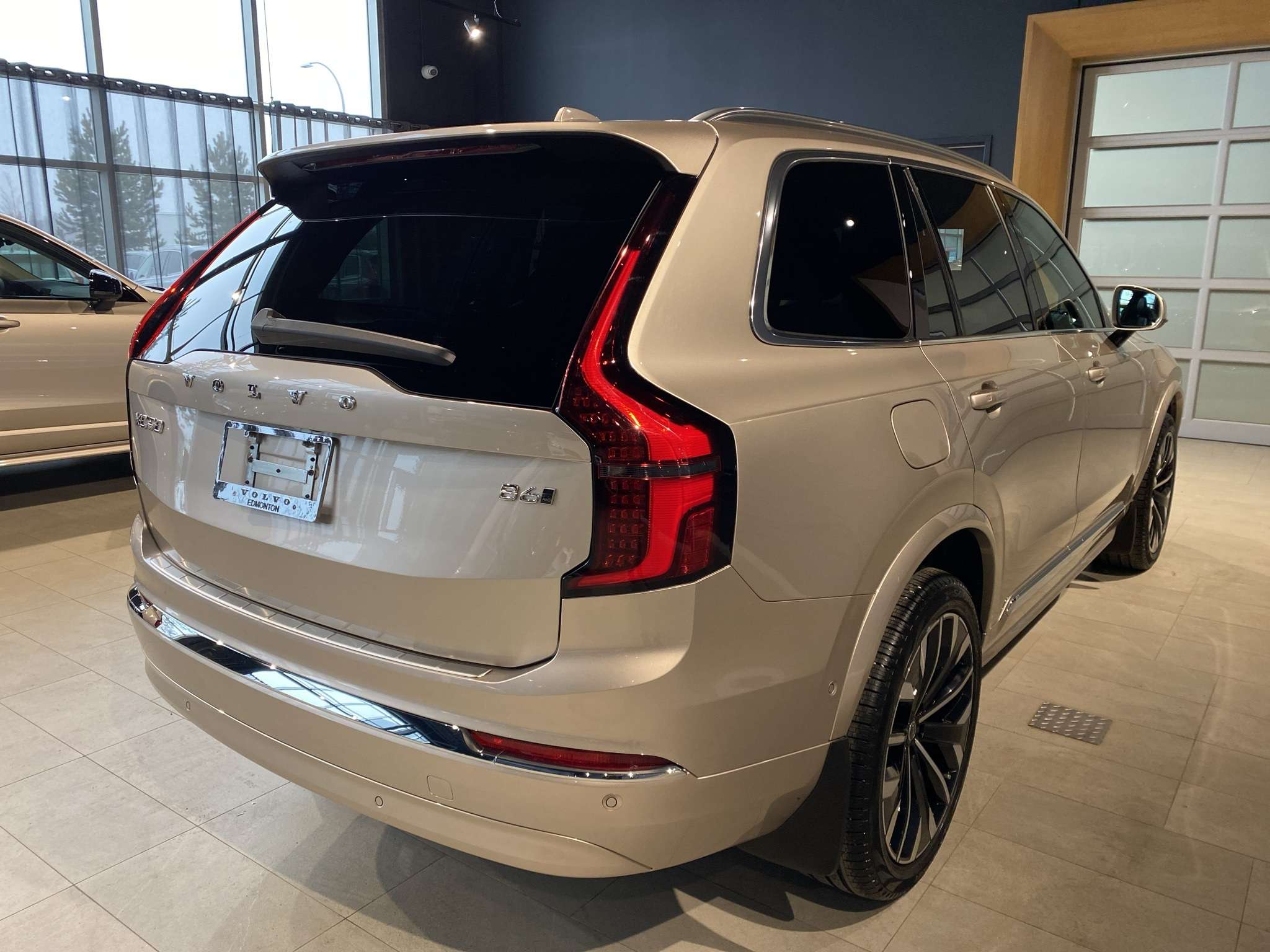 2026 Volvo XC90 B6 AWD Ultra Bright Theme 7-Seater alt 5