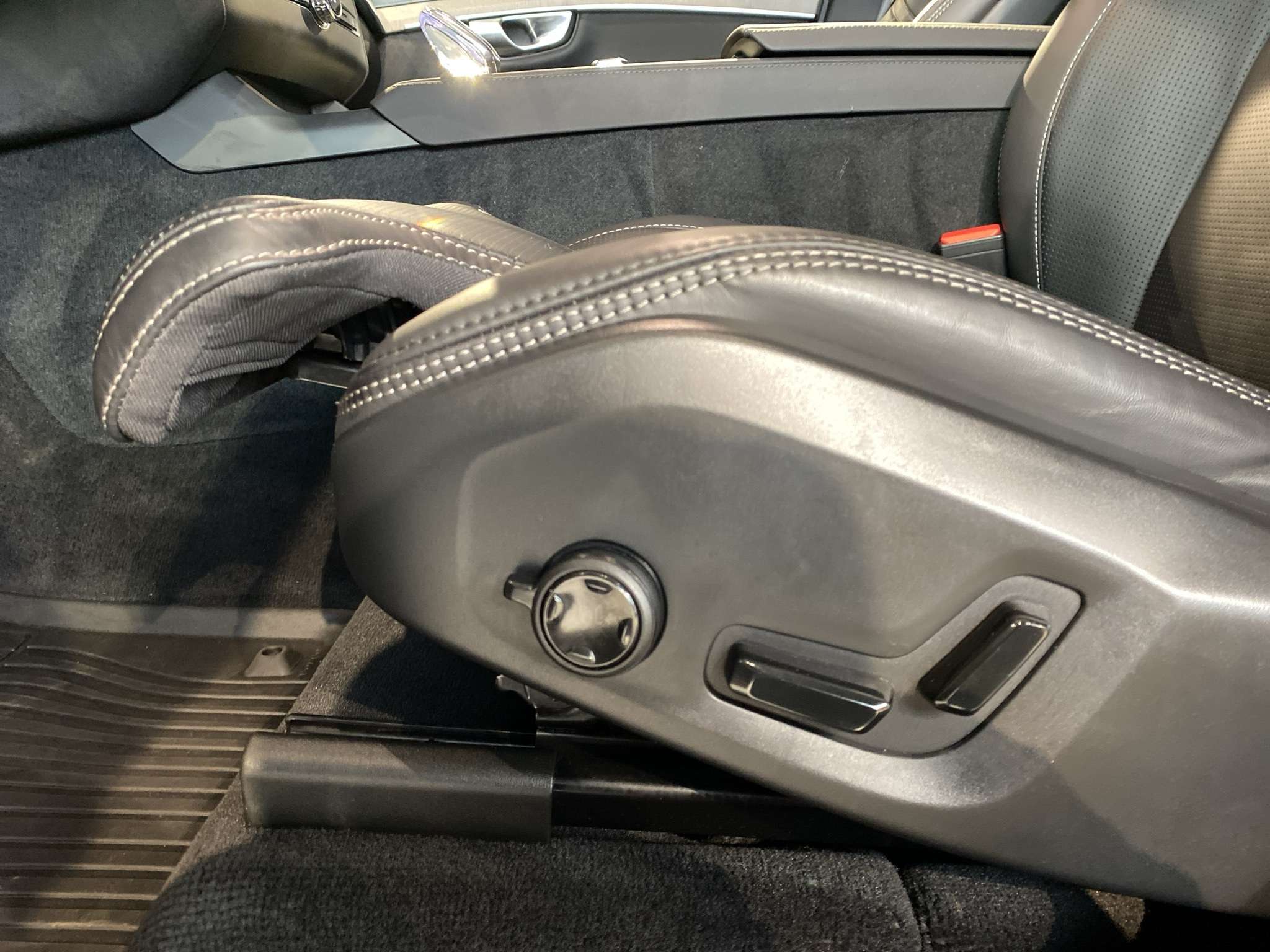 2026 Volvo XC90 B6 AWD Ultra Bright Theme 7-Seater thumb 14