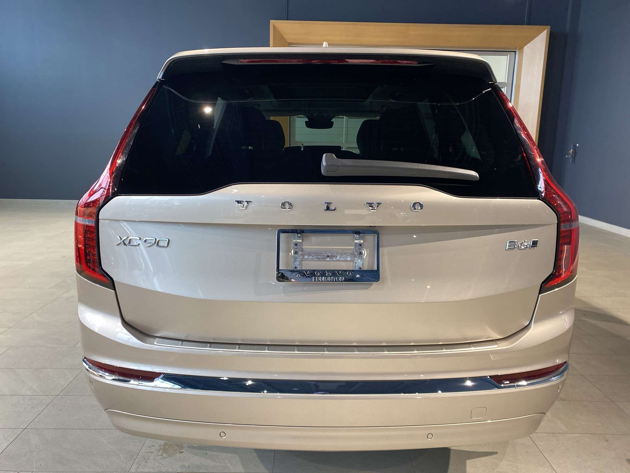 2026 Volvo XC90 B6 AWD Ultra Bright Theme 7-Seater alt 4