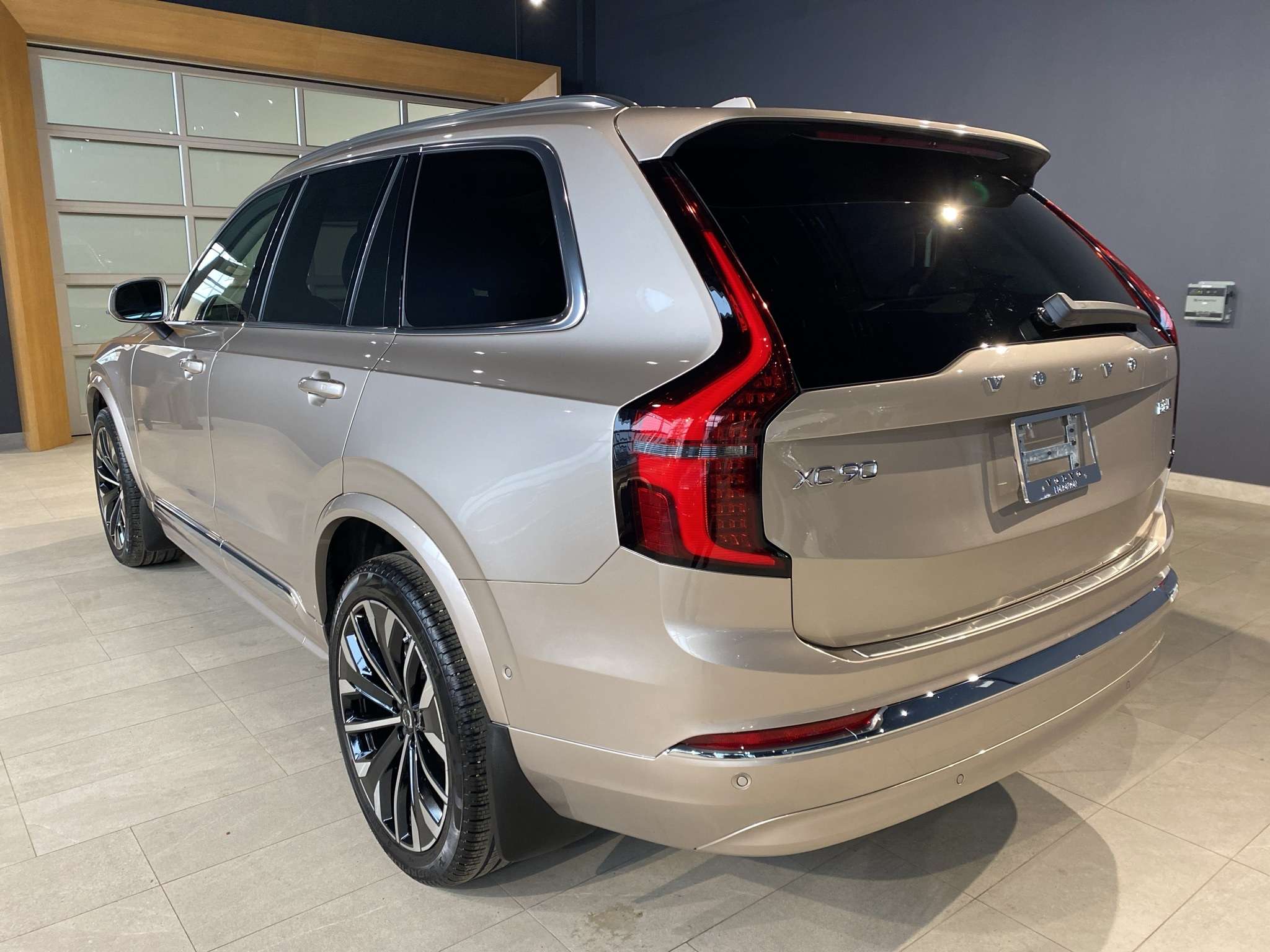 2026 Volvo XC90 B6 AWD Ultra Bright Theme 7-Seater alt 3