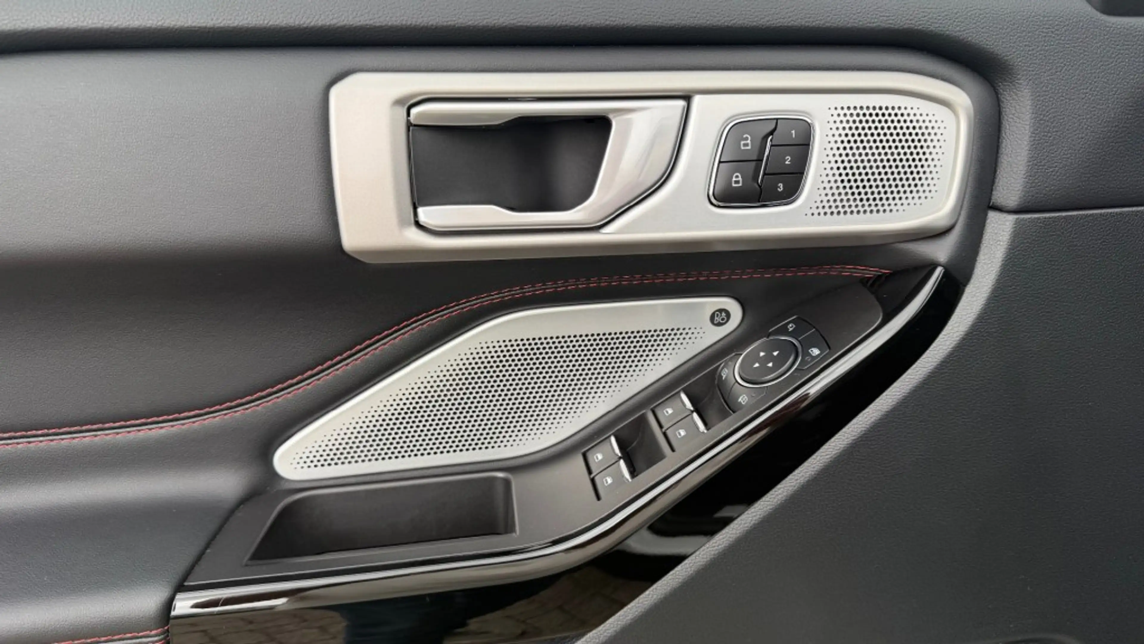 Ford Explorer 3.0 V6 EB PHEV ST-LINE / FULL WHITE EDITION / 20in — photo 31